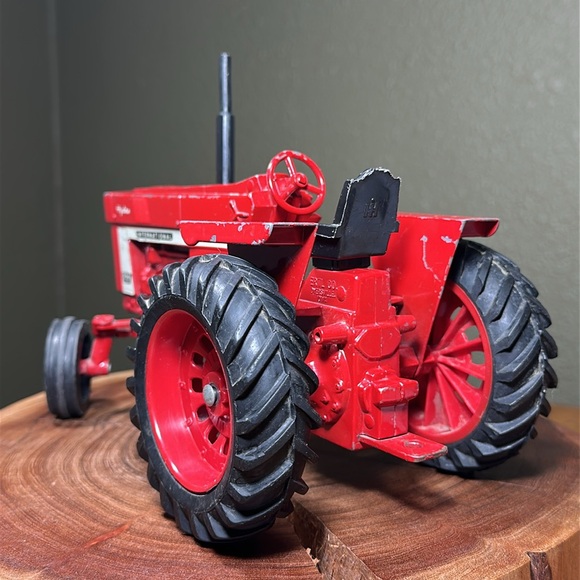 ERTL Vintage Farmall International Harvester 966 - 1/16 scale - Picture 10 of 17